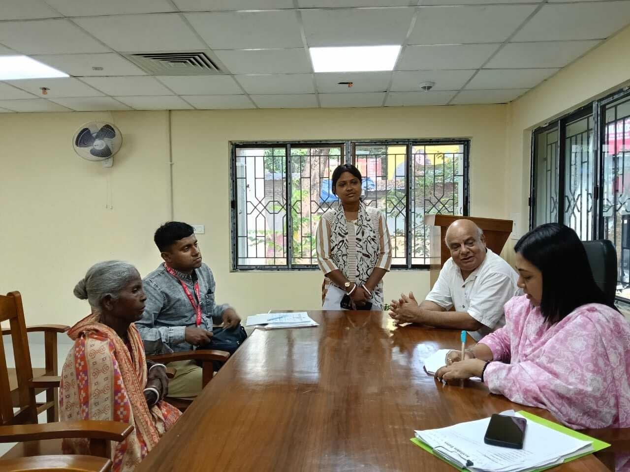 East Singhbhum News : डाकघर में जमा पैसे लेने के लिए चार साल भटकती रही वृद्धा