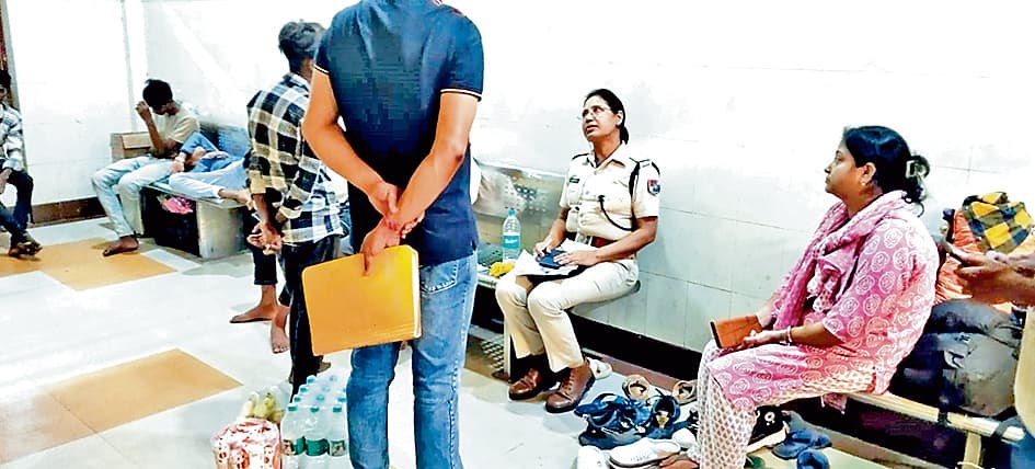 आसनसोल स्टेशन से बाल तस्करी गैंग का भंडाफोड़, पकड़े गये 12 लोग