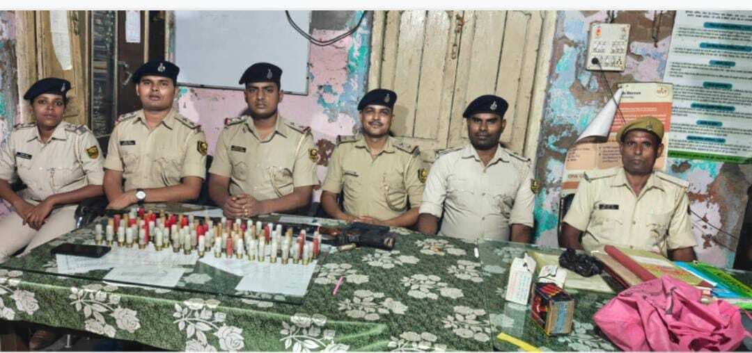 छापेमारी में रायफल व 40 कारतूस को किया जब्त