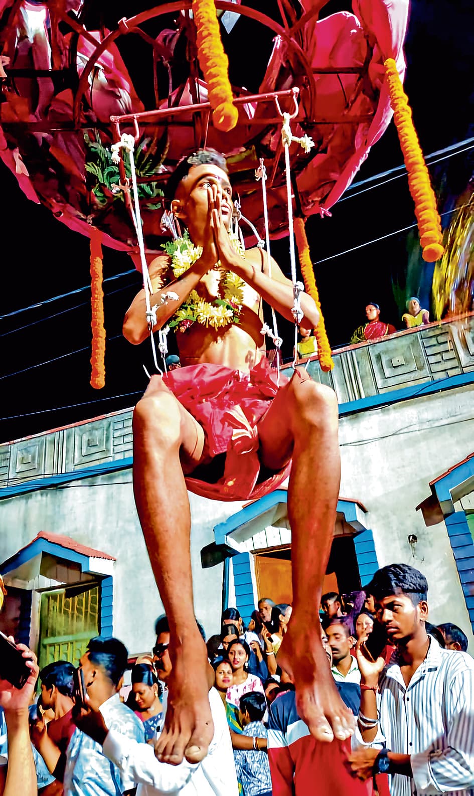 30 फीट ऊंचे खंभे से लटके भक्त, कांटों से बिंधे तन के साथ पदयात्रा