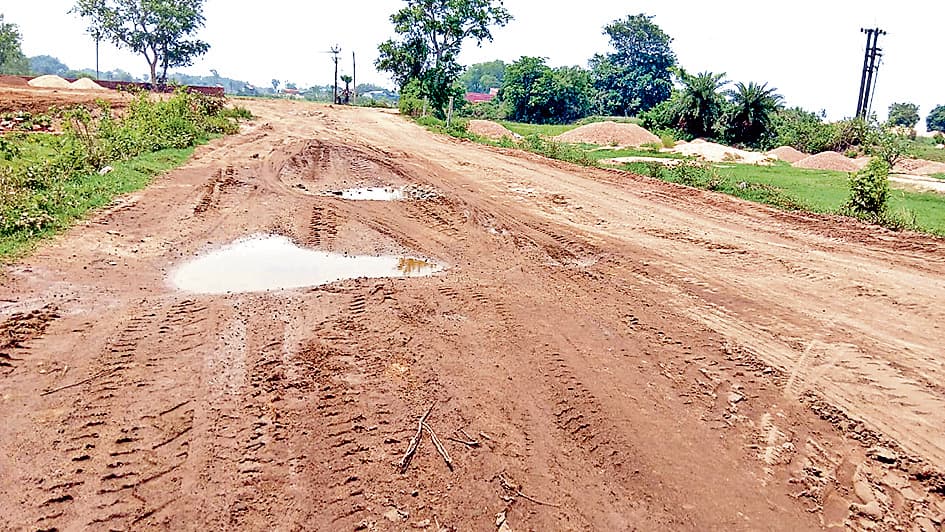 मधाईपुर से शिवपुर तक सड़क खस्ताहाल, ठप हो सकती है बस सेवा