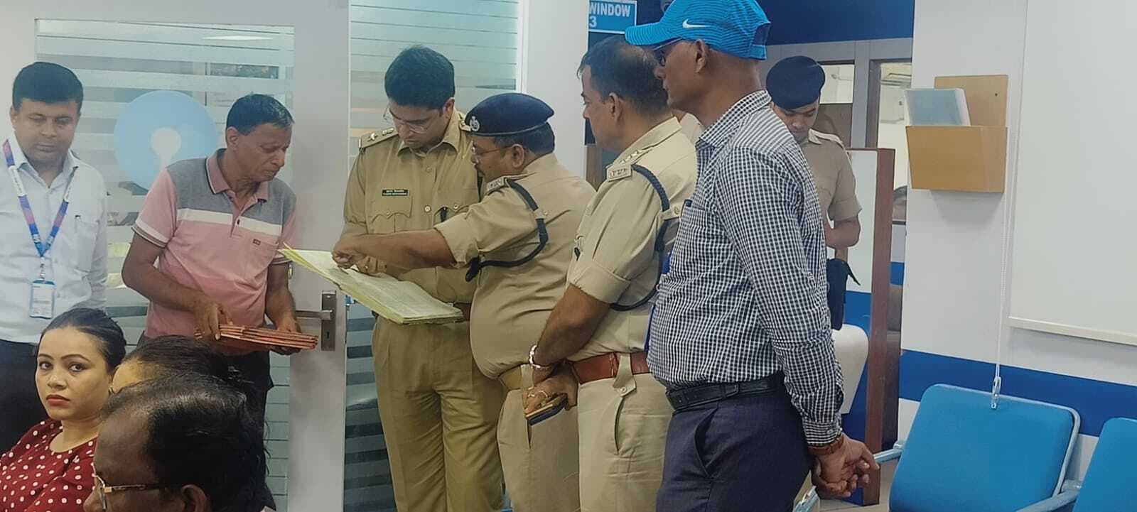 Jamshedpur News : एसपी व थाना प्रभारियों ने बैंकों की सुरक्षा व्यवस्था का लिया जायजा