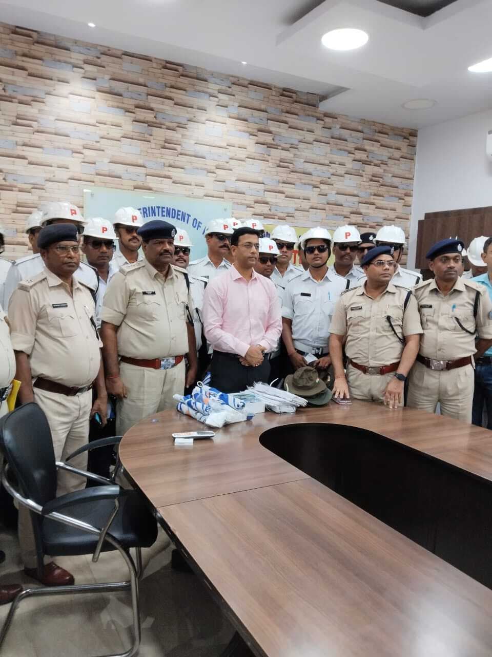 Jamshedpur News : ट्रैफिक पुलिसकर्मियों को गर्मी से बचाने की पहल, एसएसपी ने छतरी, टोपी व चश्मा का किया वितरण