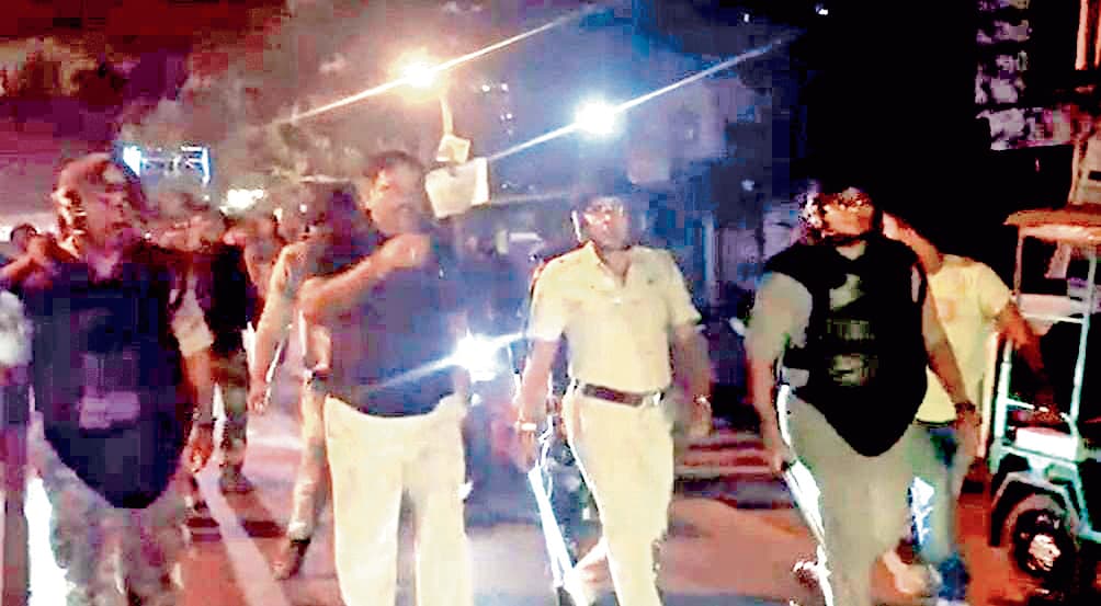 सोशल मीडिया में देश विरोधी पोस्ट पर बवाल, पथराव व लाठीचार्ज, 19 गिरफ्तार