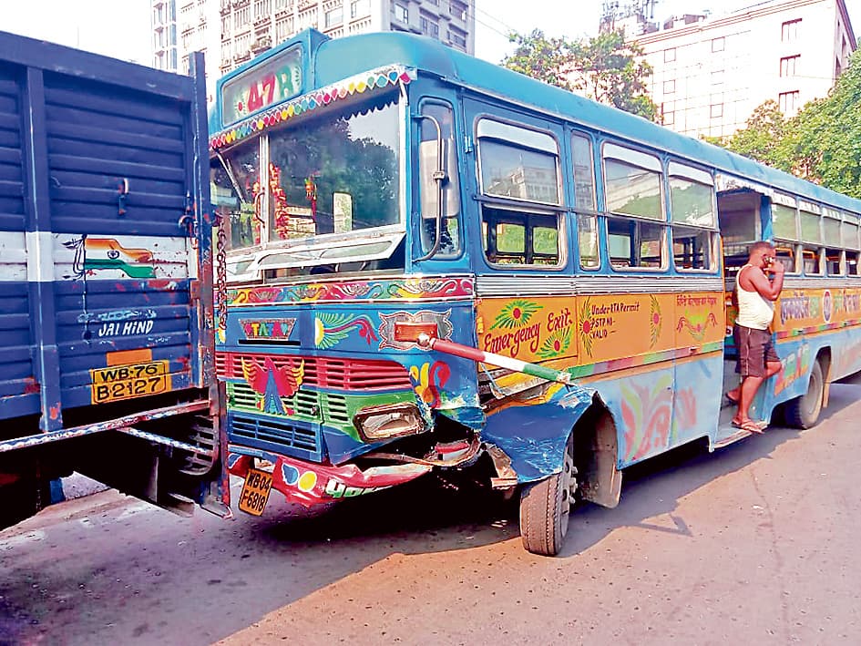 बेकाबू बस ने 10 से ज्यादा गाड़ियों में मारी टक्कर, काफी नुकसान