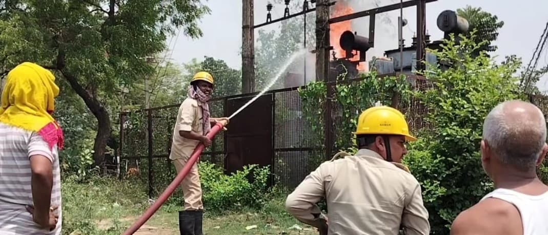Bokaro News : शॉर्ट सर्किट से सेक्टर-02 ए के ट्रांसफॉर्मर में लगी आग