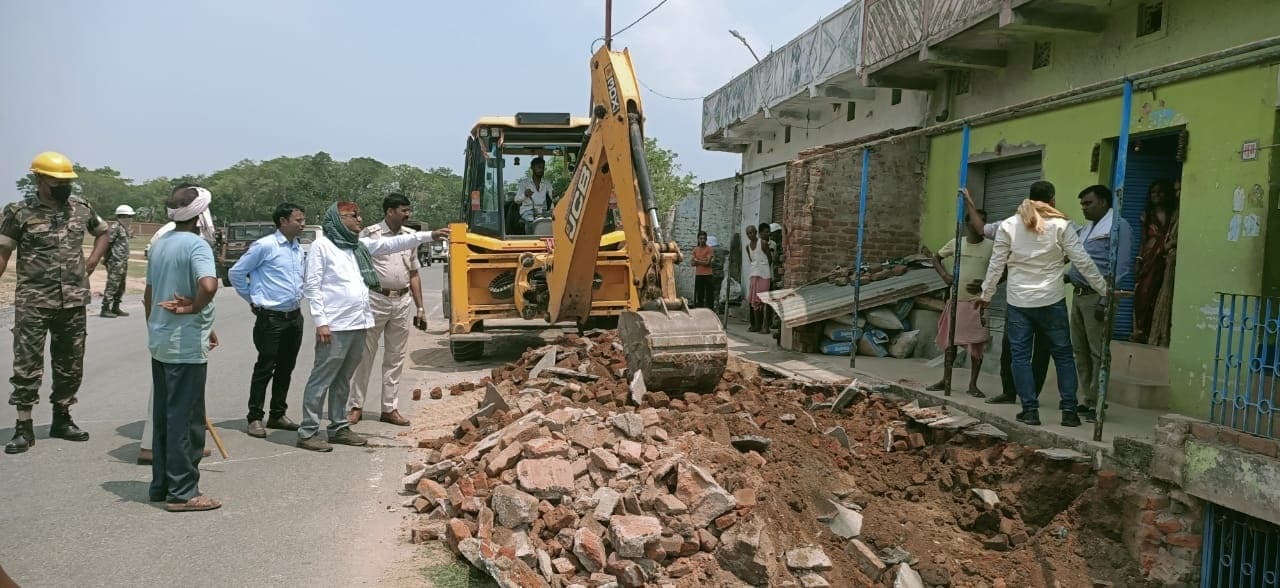Bokaro News : मजिस्ट्रेट की मौजूदगी में चला बुलडोजर, हटाया गया अतिक्रमण
