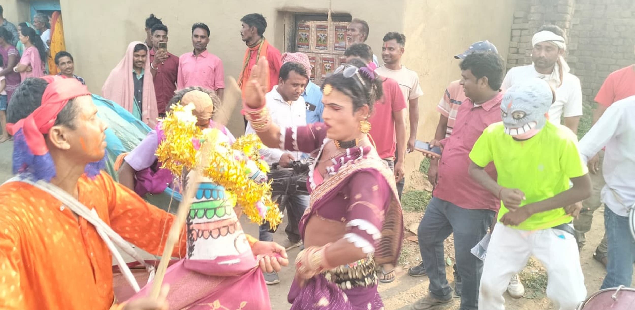 Bokaro News : भक्तों ने 40 फुट ऊंचे खूंटे पर झूल कर दिखायी शिव के प्रति आस्था