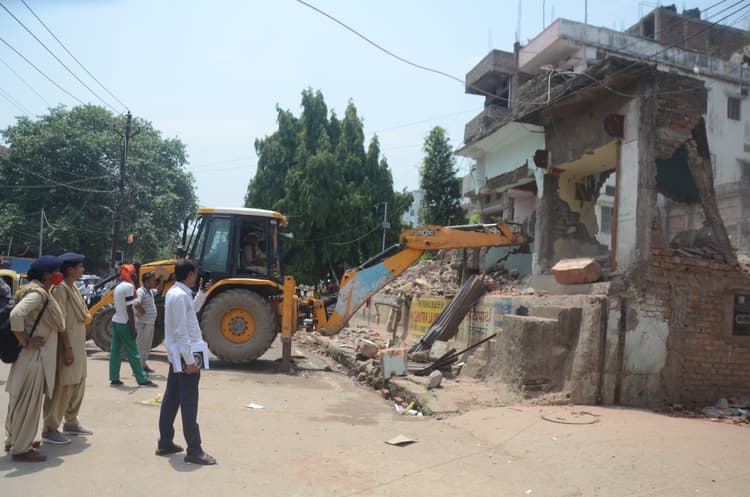 Patna News : शहीद जुब्बा सहनी स्मृति भवन सहित 11 दुकानें तोड़ी गयीं