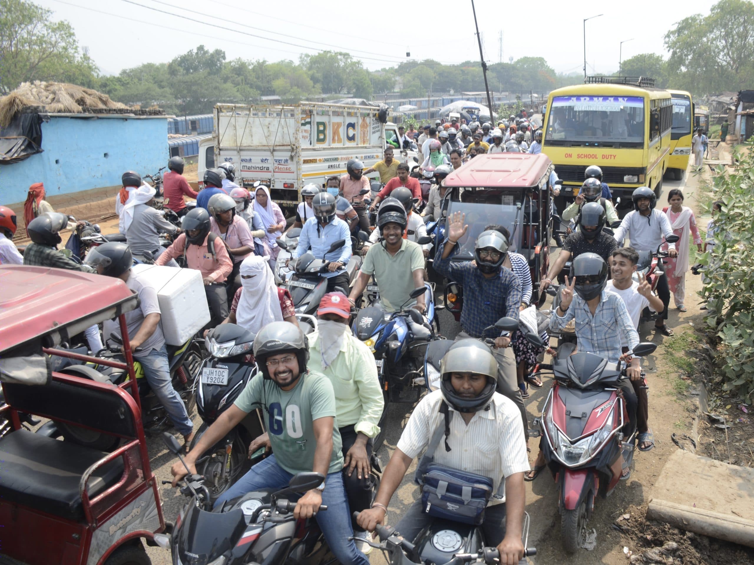 Dhanbad News: 42 डिग्री तापमान के बीच जाम ने किया बेहाल, रेंगती रहीं गाड़ियां