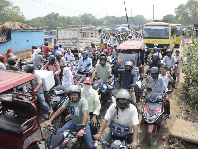 Dhanbad News: 42 डिग्री तापमान के बीच जाम ने किया बेहाल, रेंगती रहीं गाड़ियां