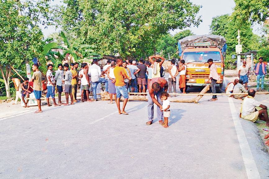 hajipur news. सड़क हादसे में घायल व्यक्ति की मौत के बाद घंटों जाम की सड़क