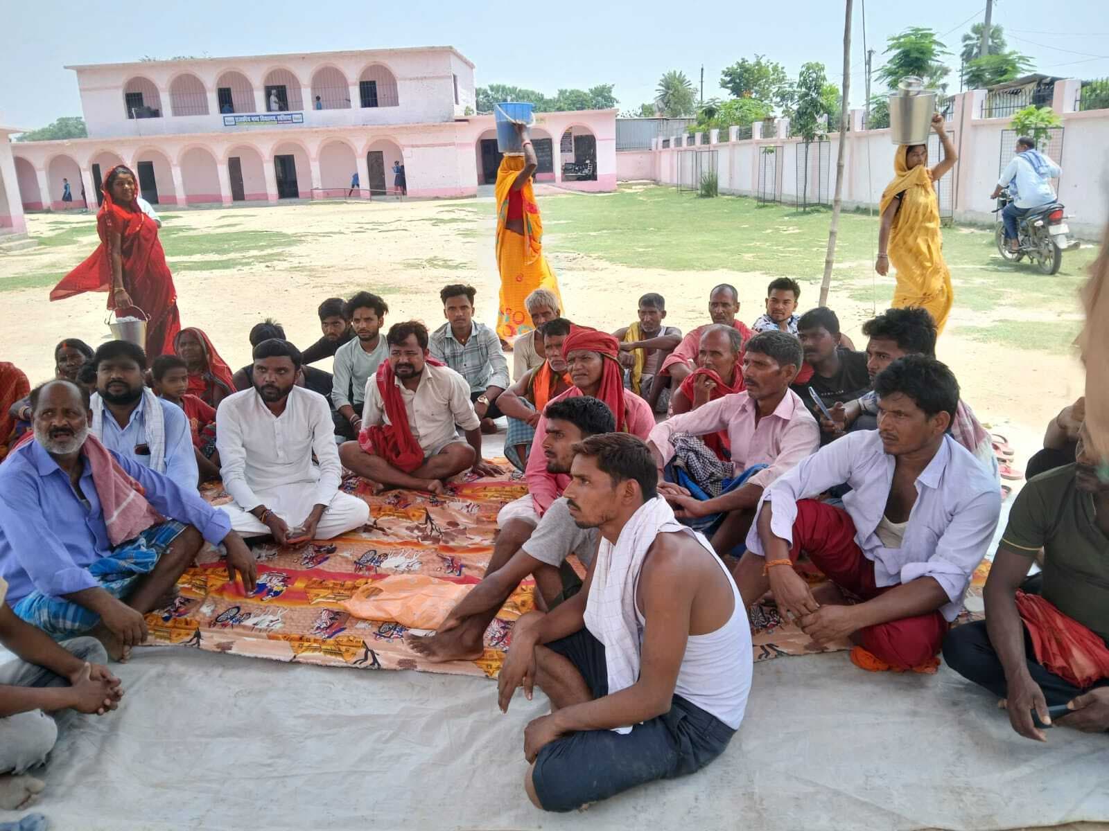 Motihari: वृत्तीया लोकनाथपुर के ग्रामीणों ने बीआरसी के मुख्य गेट पर दिया धरना