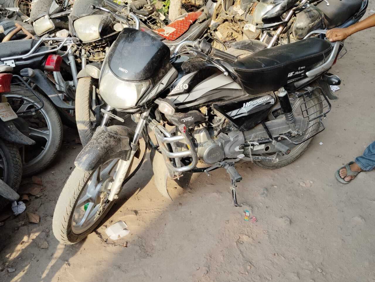 चोरी की बाइक व 37 लीटर देसी शराब के साथ दो युवक गिरफ्तार