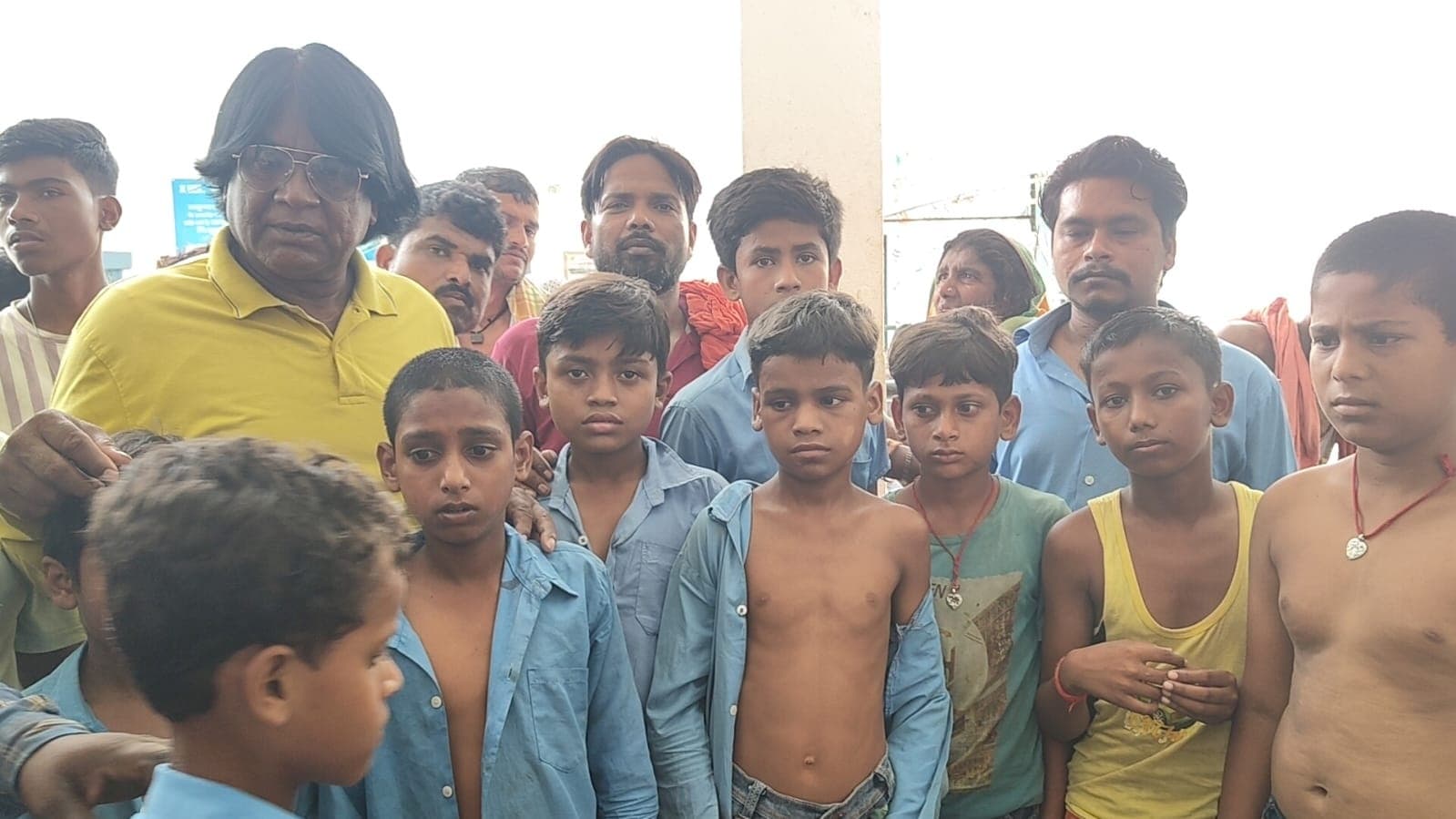 डंडा लेकर विद्यालय में घुसा, करने लगा छात्रों की पिटाई