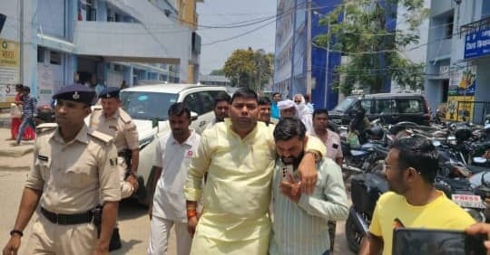 hajipur news. महात्मा गांधी सेतु पर दूसरी गाड़ी की टक्कर से कार सवार महुआ विधायक को लगी चोट