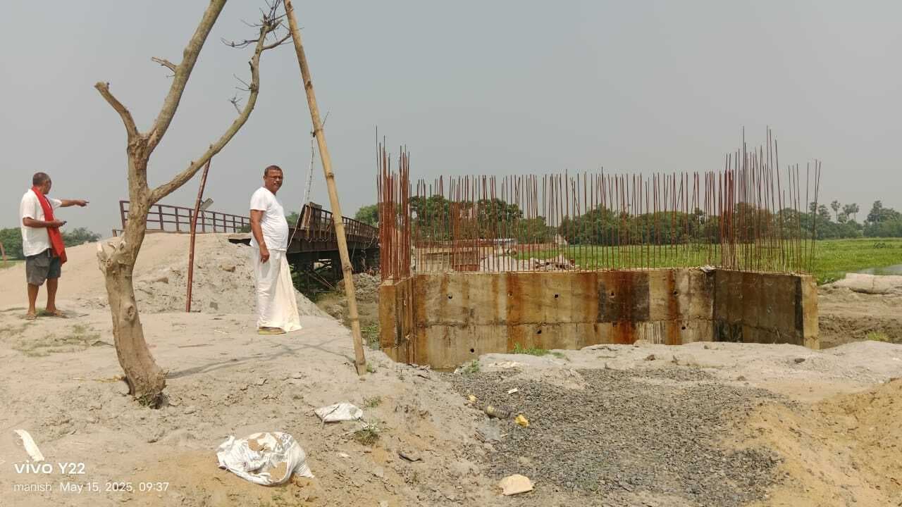 रैयती जमीन में संवेदक द्वारा जबरन पुल निर्माण किये जाने से आक्रोश