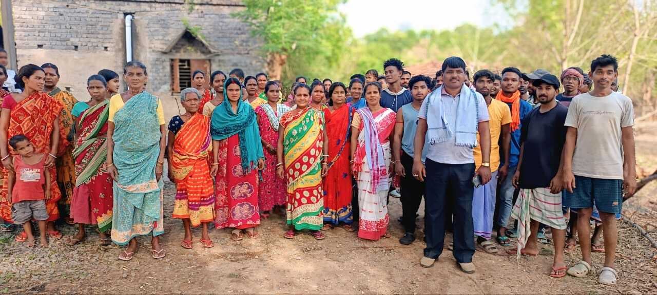 Jamshedpur news. चांगिरा व हाकेगोड़ा के ग्रामीण सड़क नहीं होने की वजह से कटे हैं प्रखंड मुख्यालय से