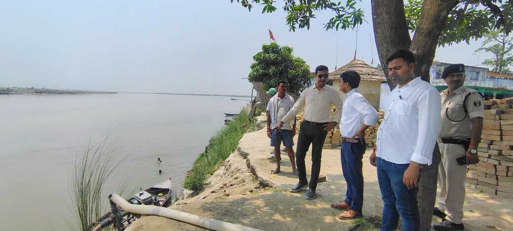 Motihari: एसडीओ ने टीम के साथ किया चंपारण तटबंध का निरीक्षण