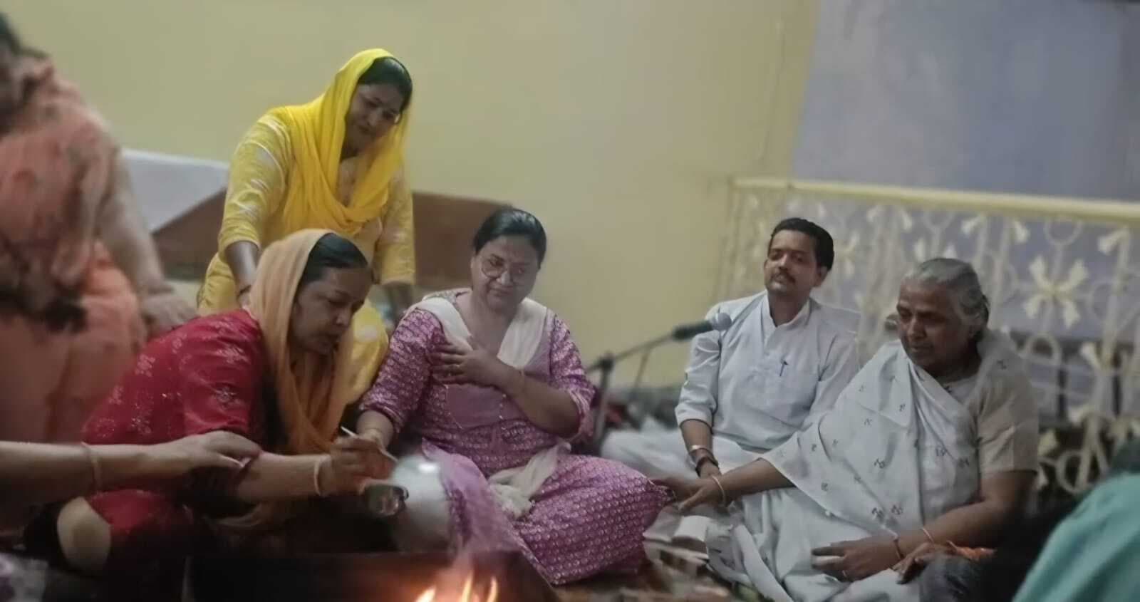 Dhanbad news : जवानों की सलामती को ले हनुमान चालीसा पाठ के साथ हवन