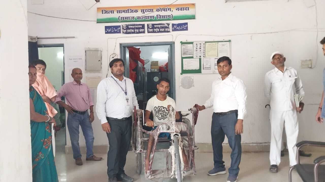 दिव्यांगों को दिये गये सहायक उपकरण