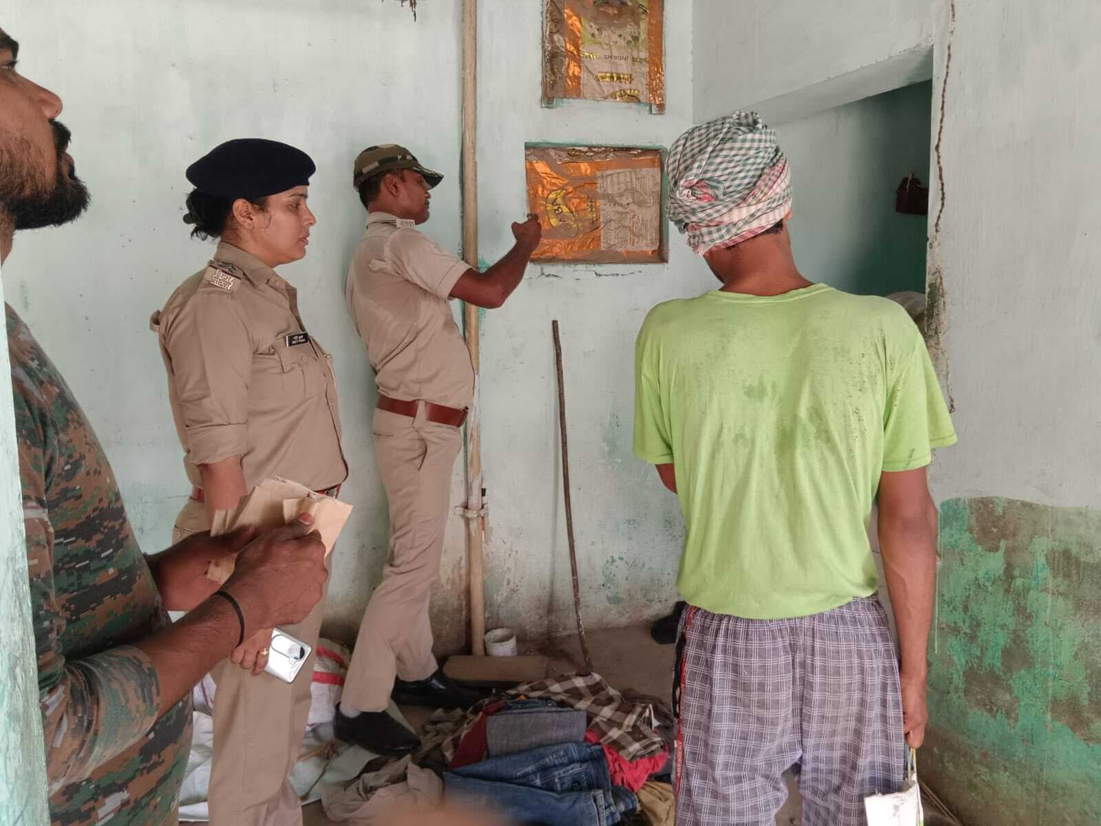 शिक्षक हत्याकांड में फरार अप्राथमिकी अभियुक्त के घर पर पुलिस ने की कुर्की-जब्ती की कार्रवाई