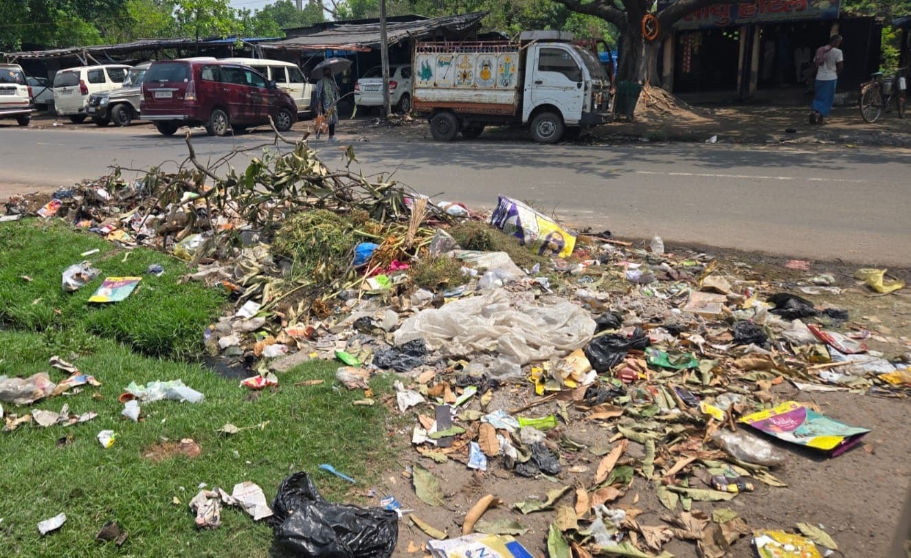 Dhanbad news: कंपनी कर्मियों की हड़ताल नौवें दिन भी जारी, जगह-जगह लगा कचरे का ढेर