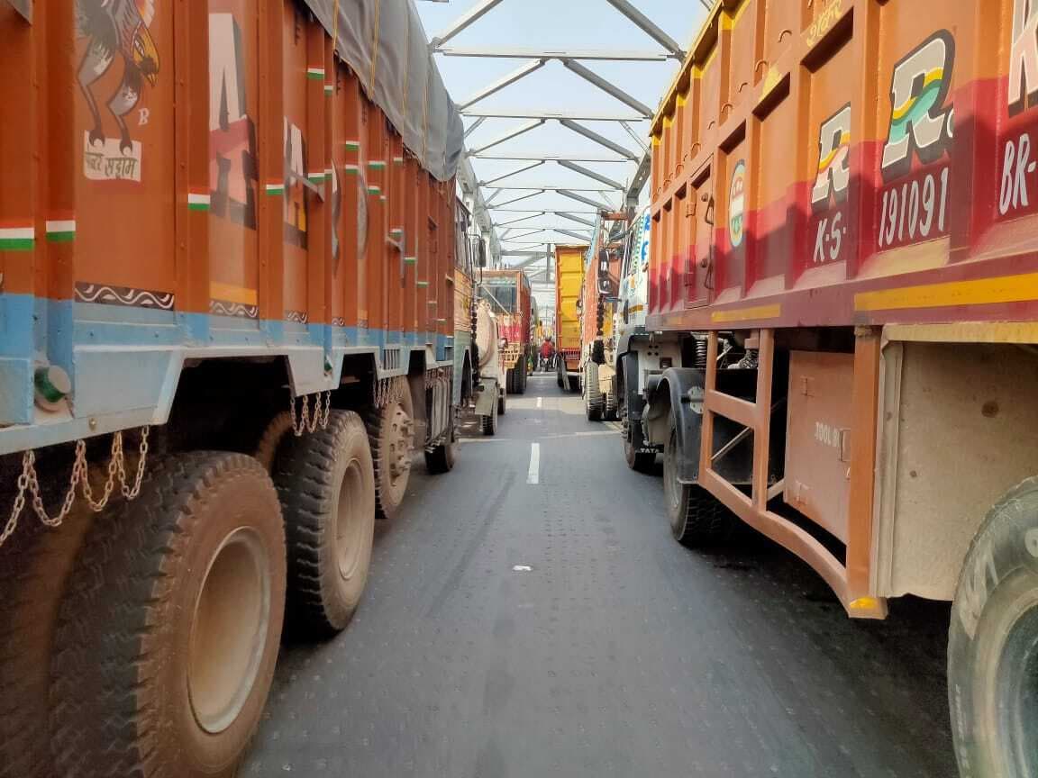 hajipur news. ट्रक खराब होने से गांधी सेतु पर लगा जाम