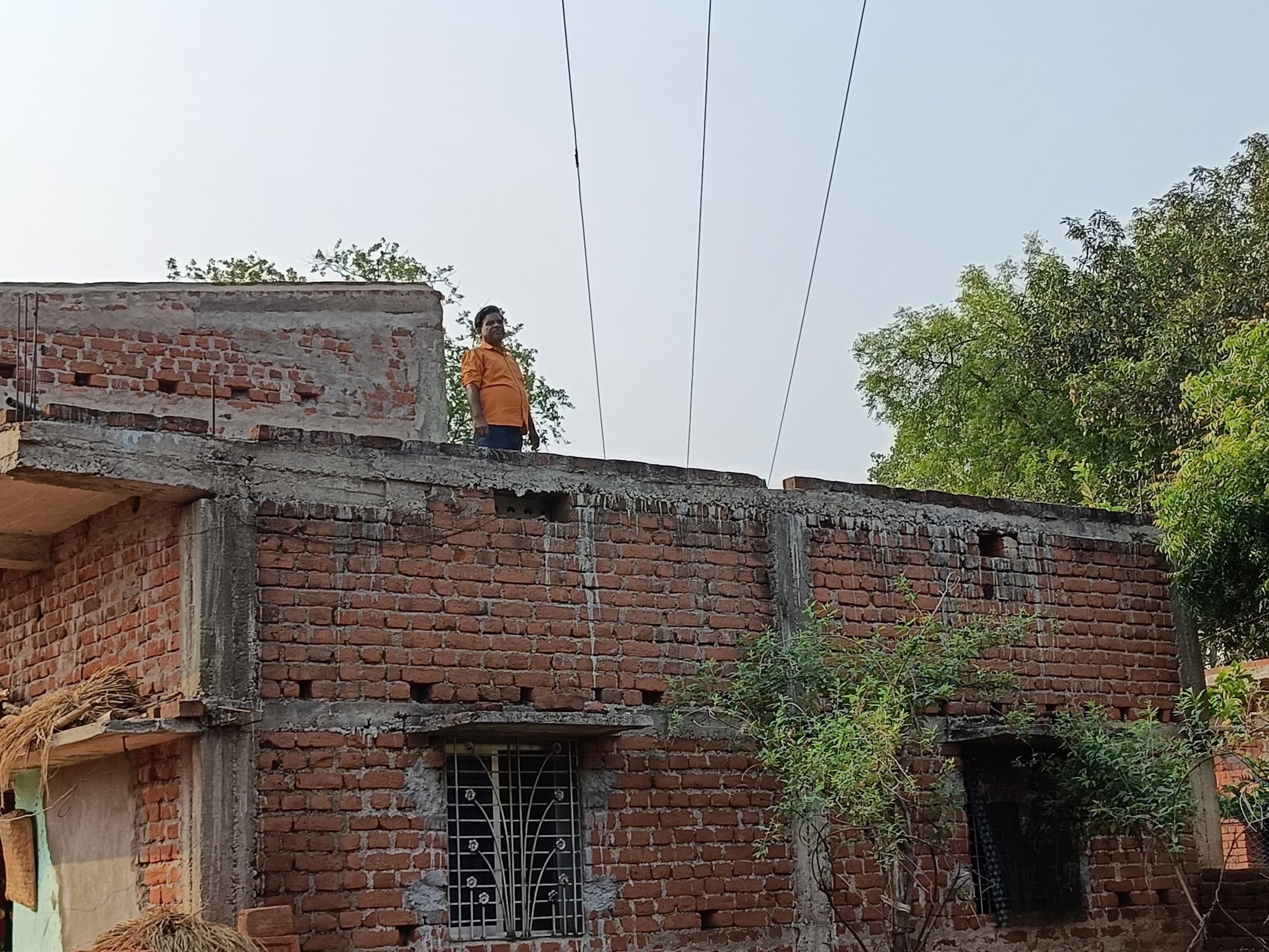 हाई वोल्टेज जर्जर तार से ग्रामीण परेशान