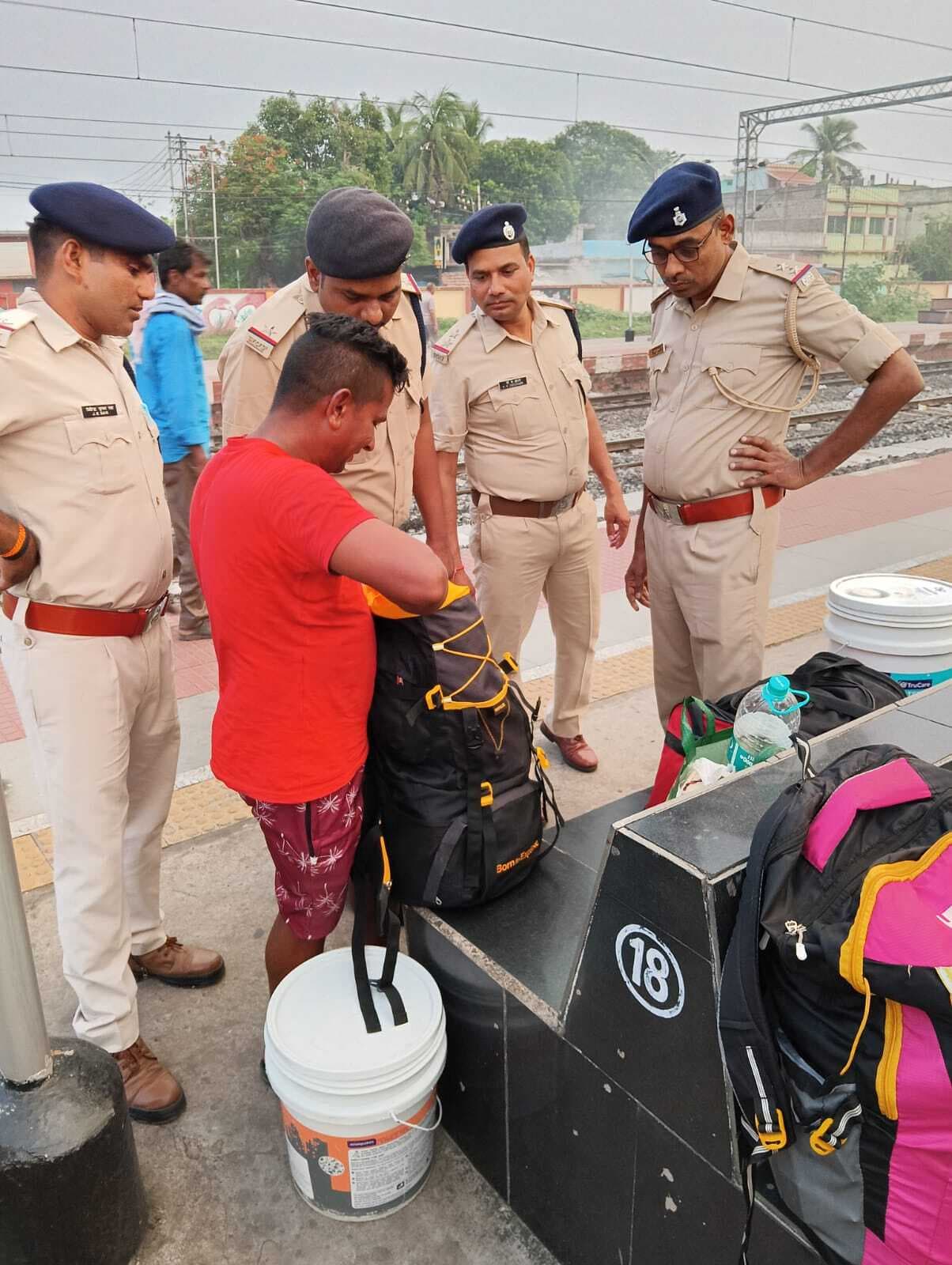 रेलवे स्टेशन पर आरपीएफ ने की सुरक्षा जांच, ली गहन तलाशी