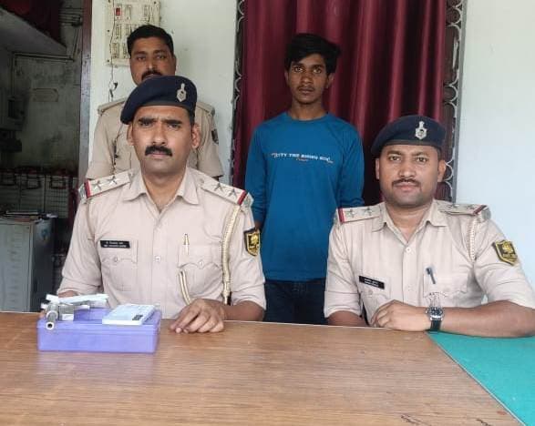 बलिया बेलौन पुलिस ने कट्टा संग युवक को दबोचा