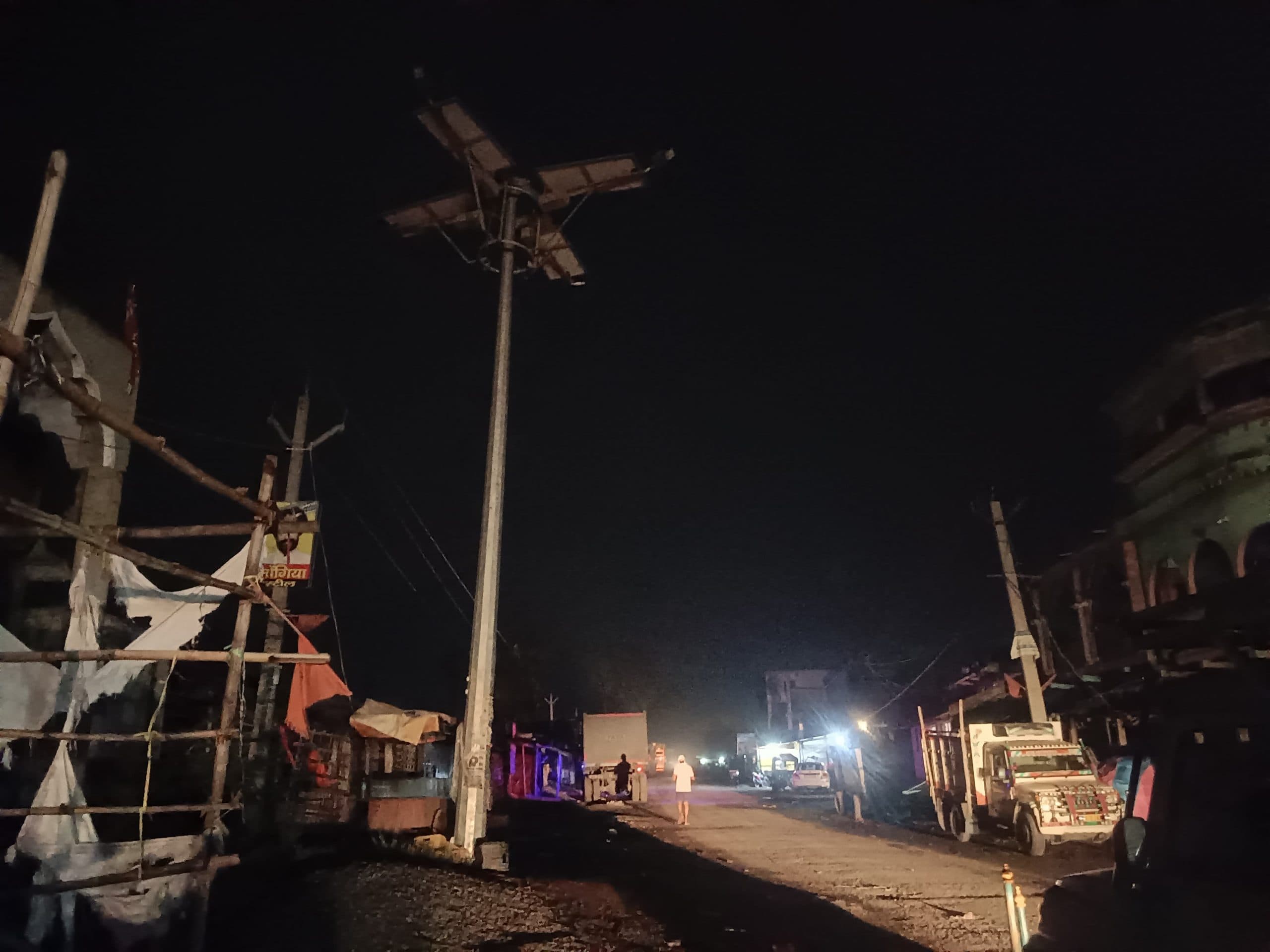 महेशपुर में हाइ मास्क लाइटें बंद, अंधेरे में डूबे चौक-चौराहे