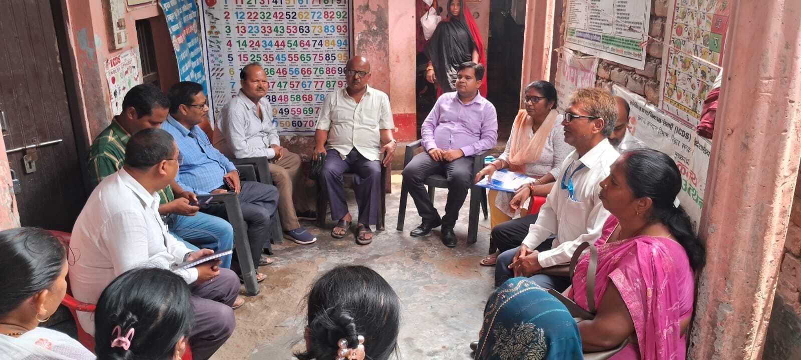 बच्चों के टीकाकरण को लेकर ग्रामीणों को किया गया जागरूक