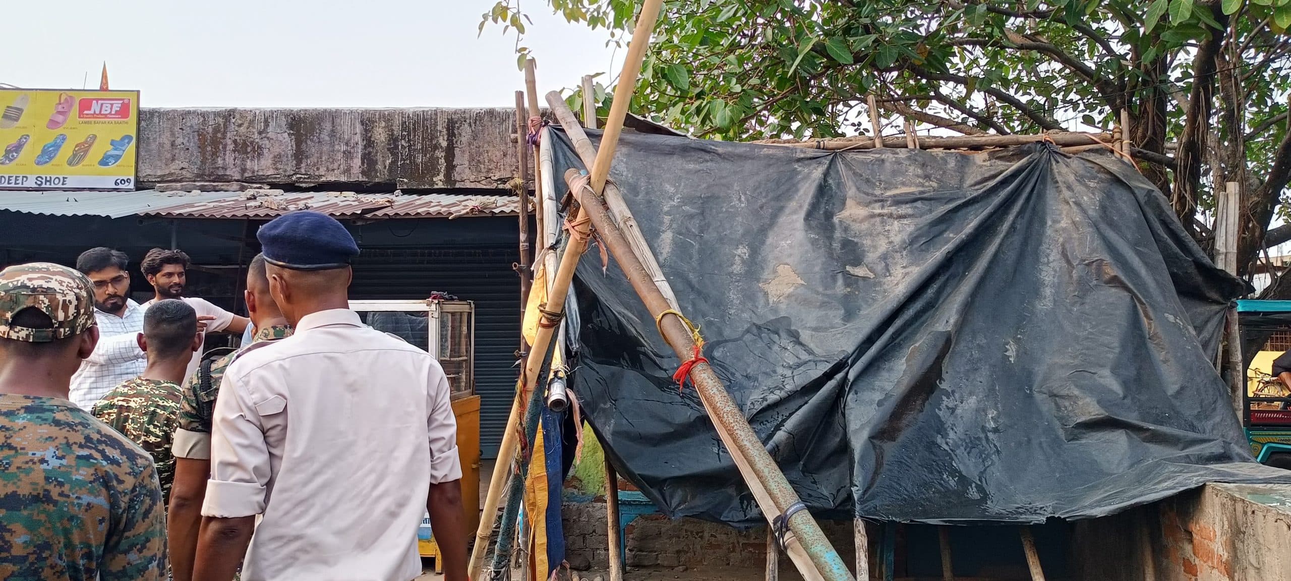 Dhanbad news: बलियापुर में चला अतिक्रमण मुक्त अभियान, 50 दुकानों के छज्जे व खंभे हटाये गये