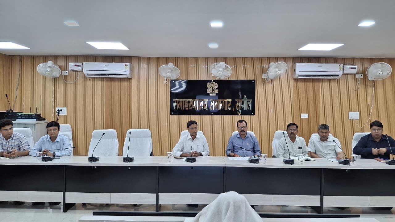 महिला संवाद कार्यक्रम को लेकर डीएम ने की बैठक