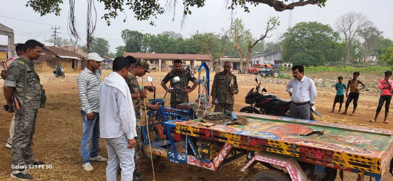 मवेशी हाट के निरीक्षण में एक जुगाड़ गाड़ी जब्त