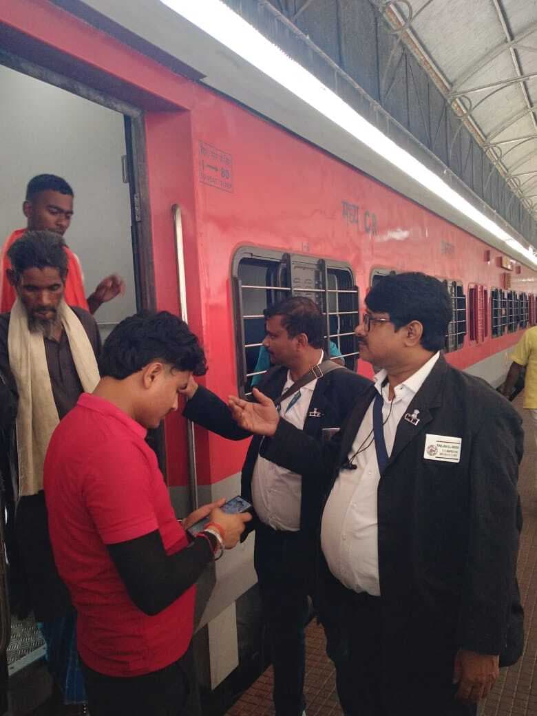 hajipur news. 135 बेटिकट यात्रियों से 88 हजार 765 रुपये की वसूली