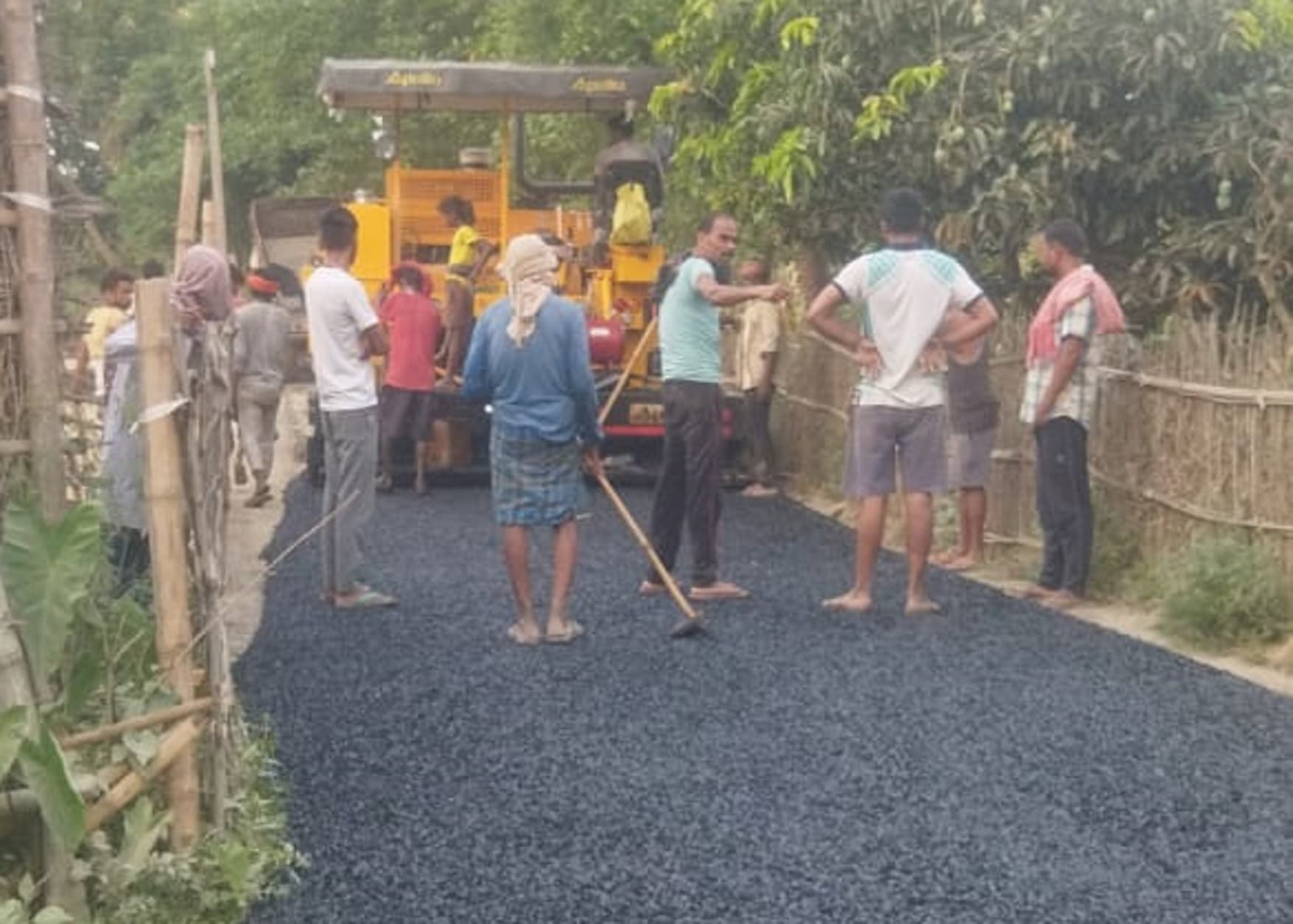 सड़क निर्माण कार्य में ग्रामीणों ने लगाया अनियमितता का आरोप