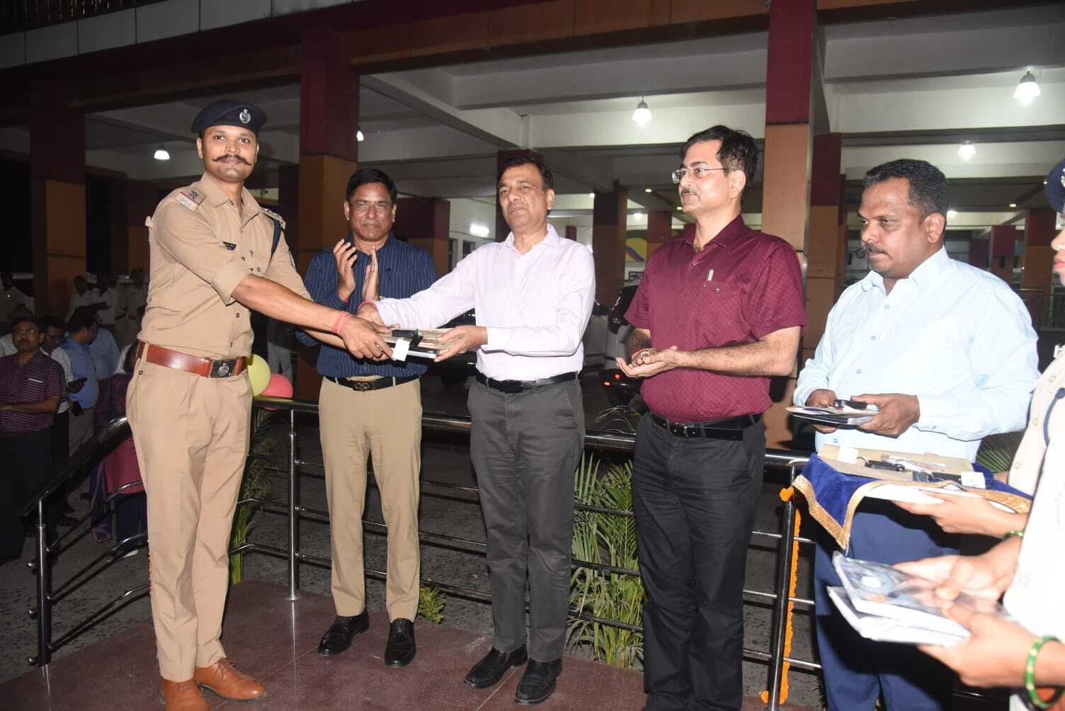 hajipur news. आरपीएफ के एंटी ह्यूमन ट्रैफिकिंग यूनिट को रेलवे ने दिया आठ बोलेरो, 22 कैमरे व 44 मोबाइल फोन