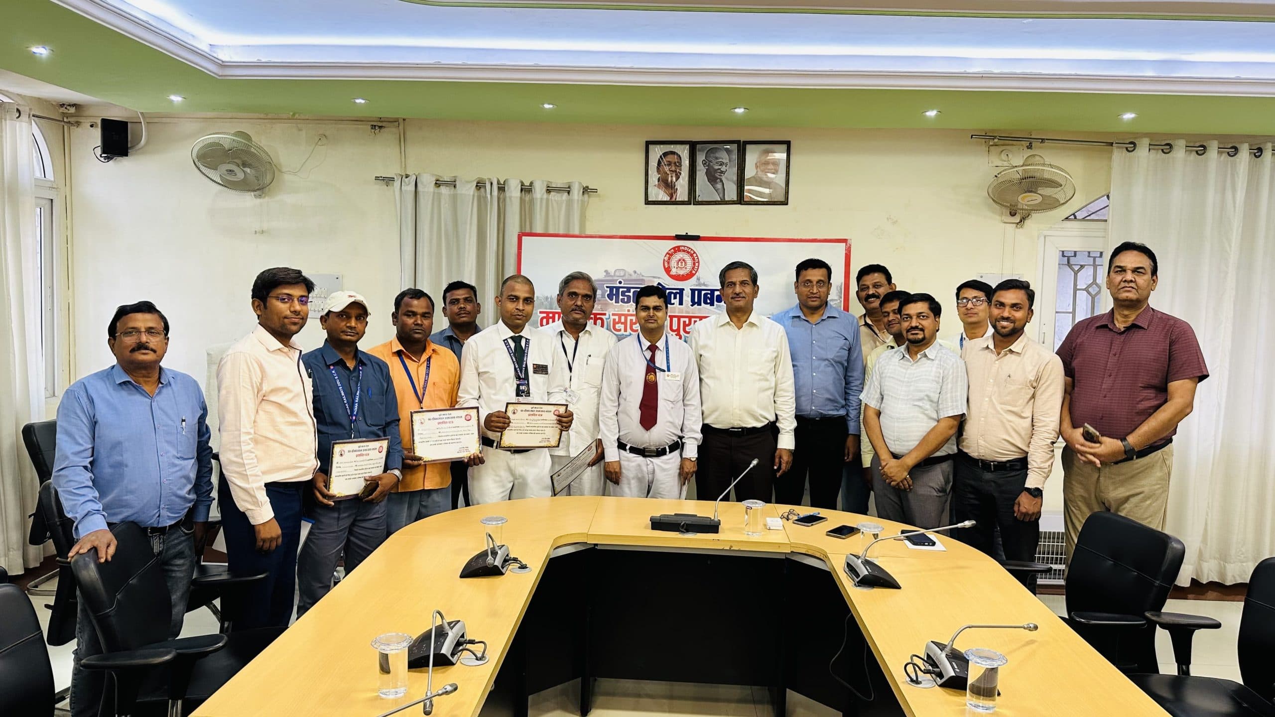 छह रेलकर्मियों को संरक्षा पुरस्कार से सम्मानित किया