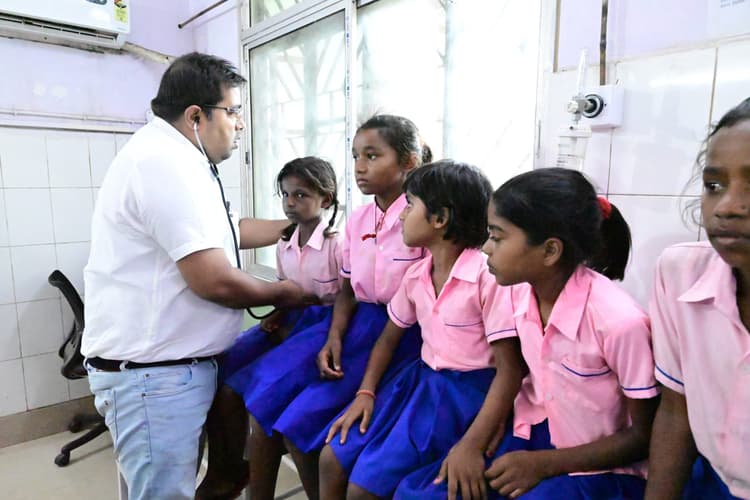 मध्याह्न भोजन खाने के बाद होने लगा उल्टी-पेट दर्द , 42 बच्चे अस्पताल में भर्ती