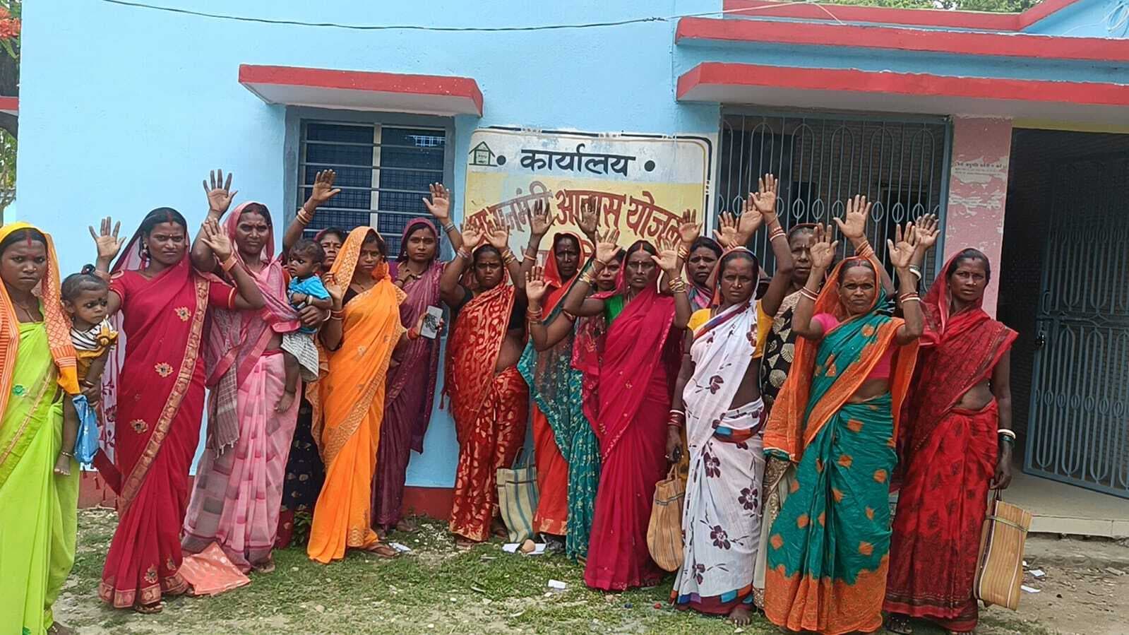 आवास सहायक के खिलाफ लाभुकों का प्रदर्शन