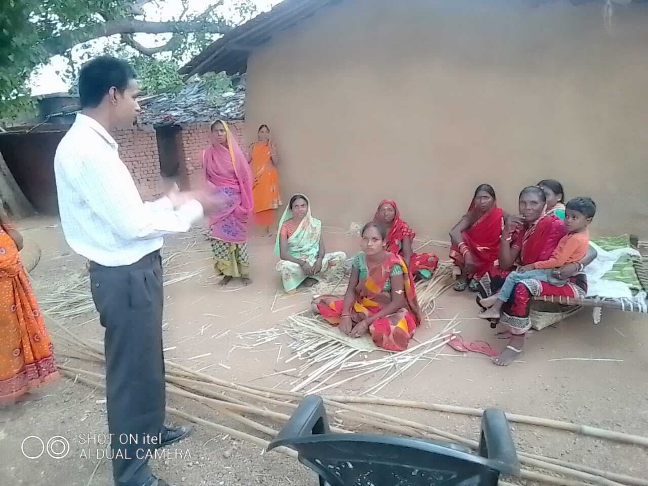 जनसुराज कार्यकर्ताओं ने ग्रामीणों को पार्टी की विचारधारा से कराया अवगत