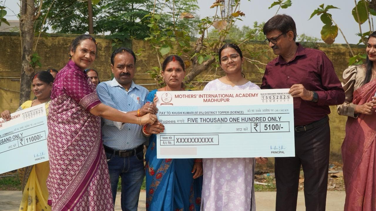Deoghar news : स्टेट व जिला टॉपर के सम्मान में मदर्स इंटरनेशनल में समारोह, अभिभावकों को भी किया सम्मानित