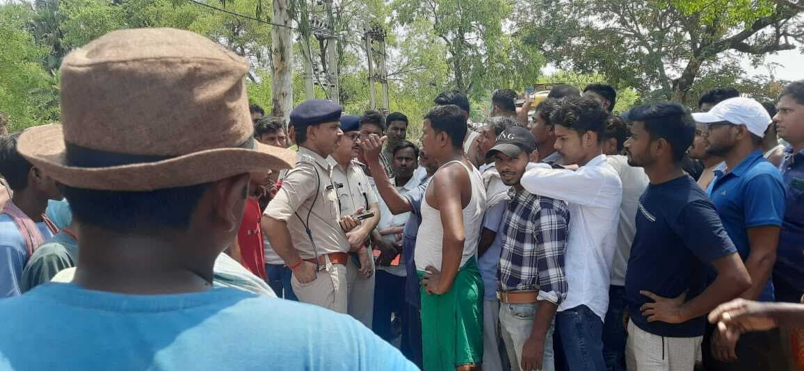 सड़क दुर्घटना में घायल युवक की इलाज के दौरान मौत, सड़क जाम