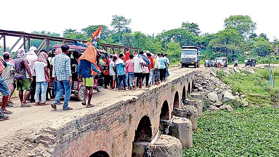 तिराट में बालू लदे वाहनों की आवाजाही पर उबाल