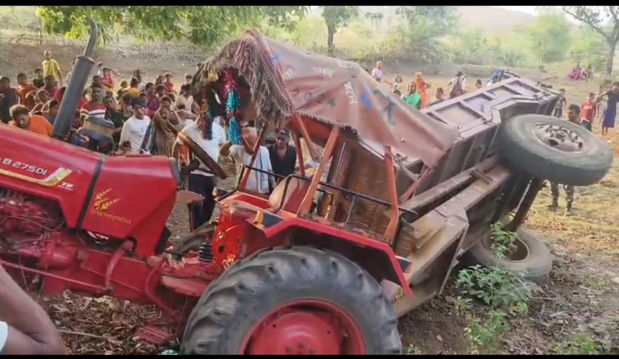 अनियंत्रित ट्रैक्टर पलटा, दबने से चालक की मौत, परिजनों में कोहराम