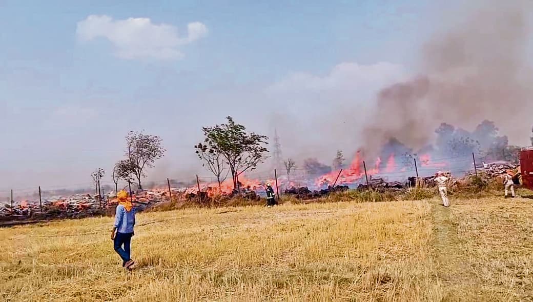 Buxar News : एनएच-922 पर लकड़ी भंडार में लगी आग