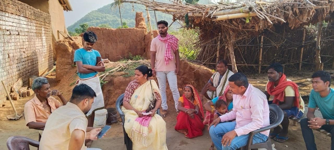 मृतक के परिजनों से मिले सामाजिक कार्यकर्ता रेखा सोरेन