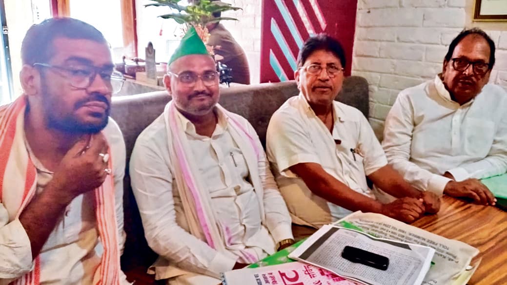 Buxar News : किसानों पर झूठे मुकदमे का आरोप, आंदोलन करने की चेतावनी